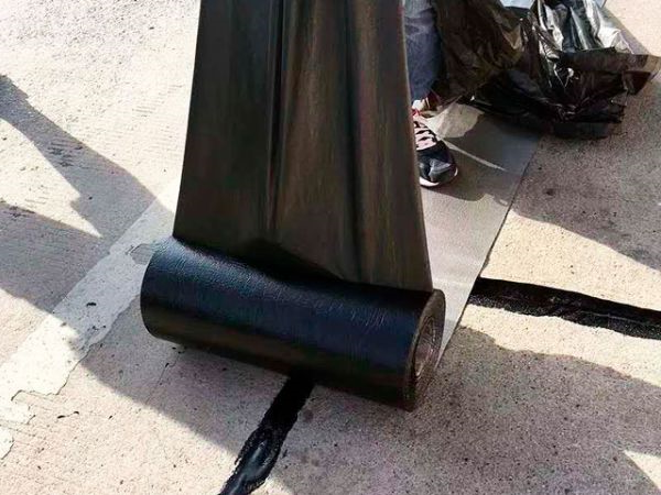 防裂贴施工