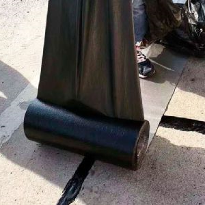 防裂贴施工